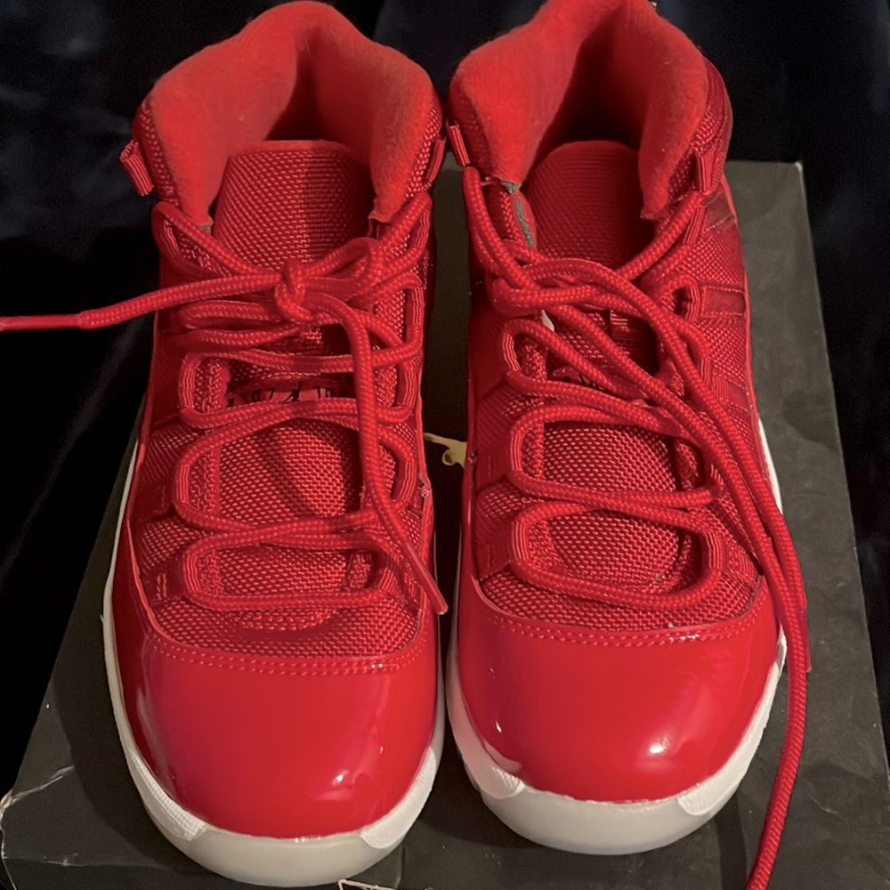 Kids retro 11 red size 3
Worn once. Price negotiable